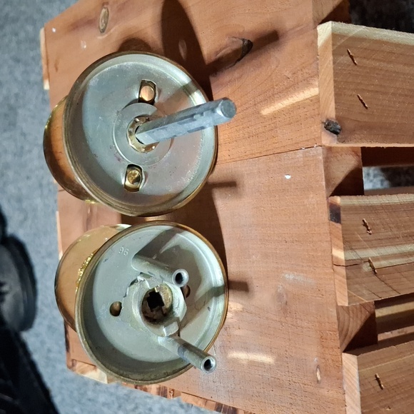 Vintage door knob that's glass Maybe hard resin with like a gold nugget inside - Picture 6 of 7